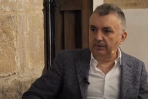 La escritora que tiene «Una forma de narrar que hipnotiza.» según Manuel Vilas