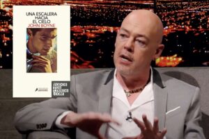 Vuelve John Boyne, el autor de «El niño con el pijama de rayas» con «Una escalera hacia el cielo» un thriller psicológico de altos vuelos