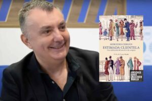 «Una maravilla de libro, sin hipocresías, sin prejuicios, solo con la mirada penetrante, con mucha nostalgia y con ternura» ha dicho Manuel Vilas de este nuevo libro