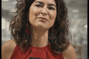 «Respira hondo, lee y…. que Dios te pille confesado». Luis Zueco recomienda la nueva novela negra esta aclamada autora sevillana