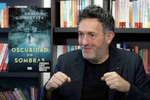 Mikel Santiago ha dicho de la nueva novela de este autor: «Un derroche de estilo, una de esas apariciones estelares que hay que celebrar en el mundo de la novela negra»