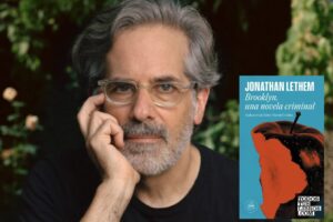«Un libro mordaz. Un relato de amor. Crónica social.Historia. Novela protesta. Y el misterio une el todo» La nueva novela de Jonathan Lethem que combina todo esto