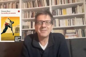 La nueva novela de «uno de los novelistas más originales y dotados de todos cuantos escriben en español.» 