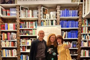 Irene Vallejo celebra el 50º aniversario de la librería Alberti, junto con Josep María Esquirol. Estos son los actuales libros recomendados por la librería