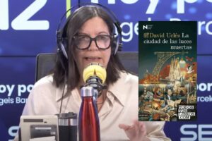 Àngels Barceló sabe que a otros no les ha gustado  pero a ella le ha encantado: «He ido reconociendo todos los rincones de la novela. Esto es una guía. Realismo uclesiano.» 