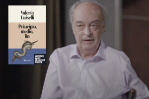 Descubre lo que dice Vila-Matas de esta novela nueva «Asombrosa, genial, conmovedora. ¿Pero qué es esta maravilla? Estamos ante una novela innovadora de verdad. Y nada extraño sería que, en cuanto se publique, se convierta en un clásico instantáneo.»