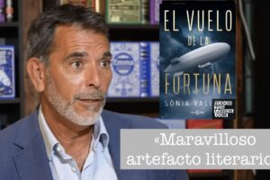 Víctor del Árbol dice que esta novela de aventuras es un «Maravilloso artefacto literario.»